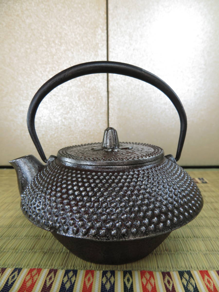 龍文堂　造 鉄瓶　猿　松　斑紫銅　蓋　水漏れ　無し　骨董品 南部鉄器 鉄瓶 – 大國楳翁 斑紫銅蓋 印譜文様 日の丸型 鉄瓶の