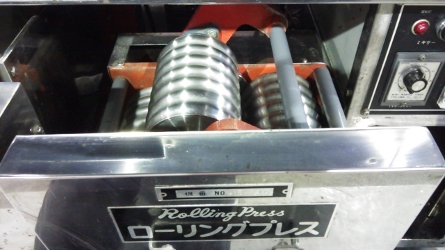 さぬき麺機 万能手打めん機 麺打ち機 製麺機 さぬき M-305型B ※上部のみ動作良好/下部は故障～ジャンク品 ■店舗引取り限定■ さぬき麺機 万能手打めん機 さぬき 業務用万能手打ち麺機（５０Ｈｚ専用） ○さぬき麺機 さぬき麺機株式会社