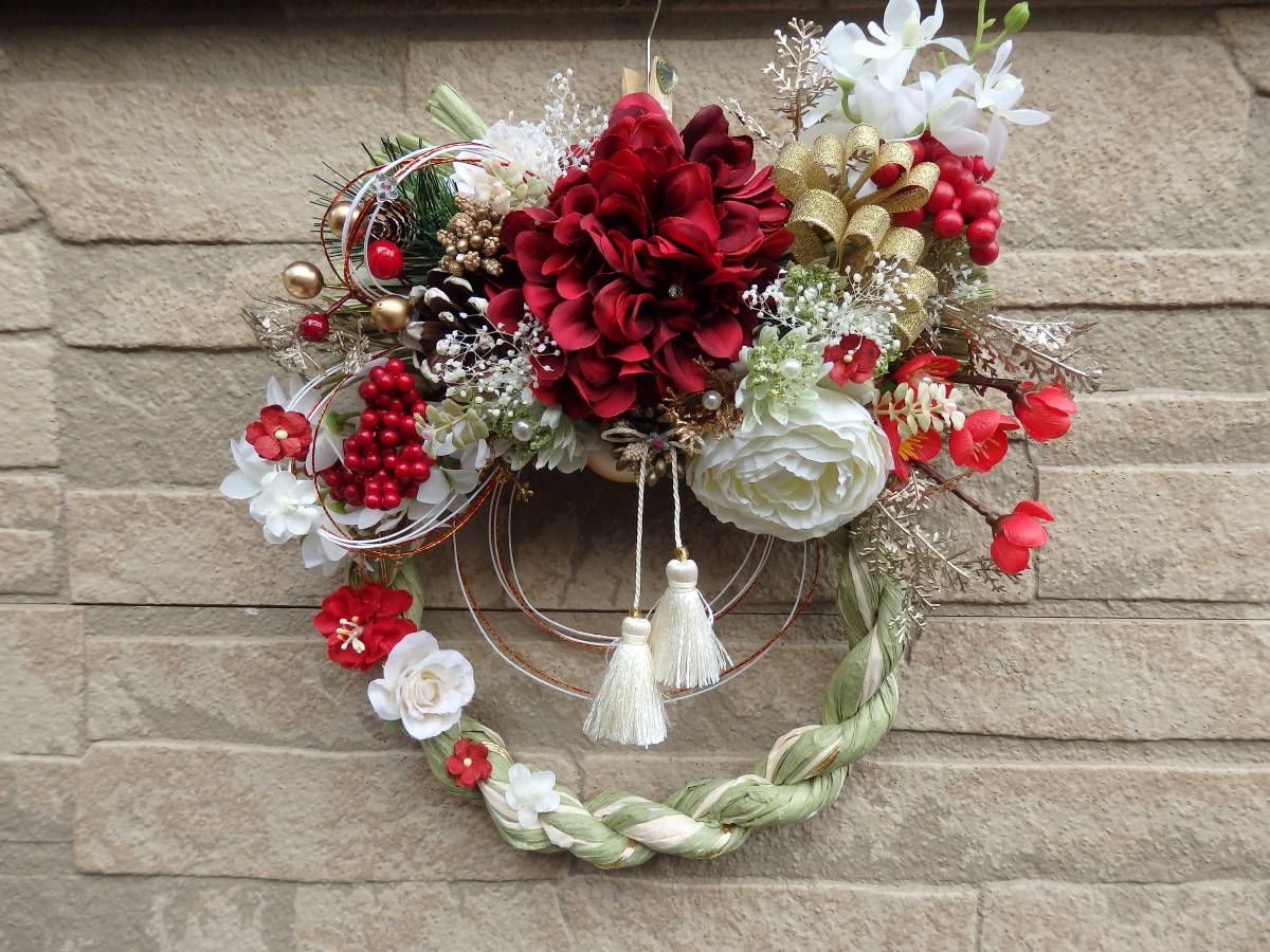 ダリアとラナンキュラスを飾った紅白しめ縄リース お正月