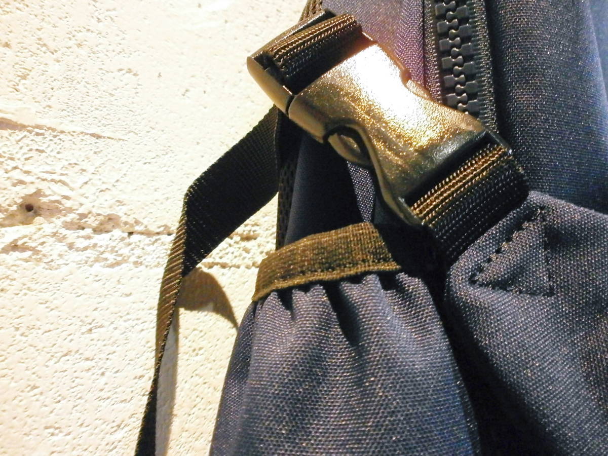 新品、正規品 在庫ラスト1点 remilla レミーラ Badge Pack ネイビー