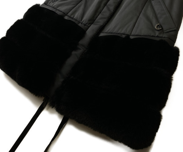TO BE CHIC エコファーコンビタフタベスト ファー チャーム 人気＊超美品＊TO BE CHIC / トゥービーシーク エコファーコンビタフタ