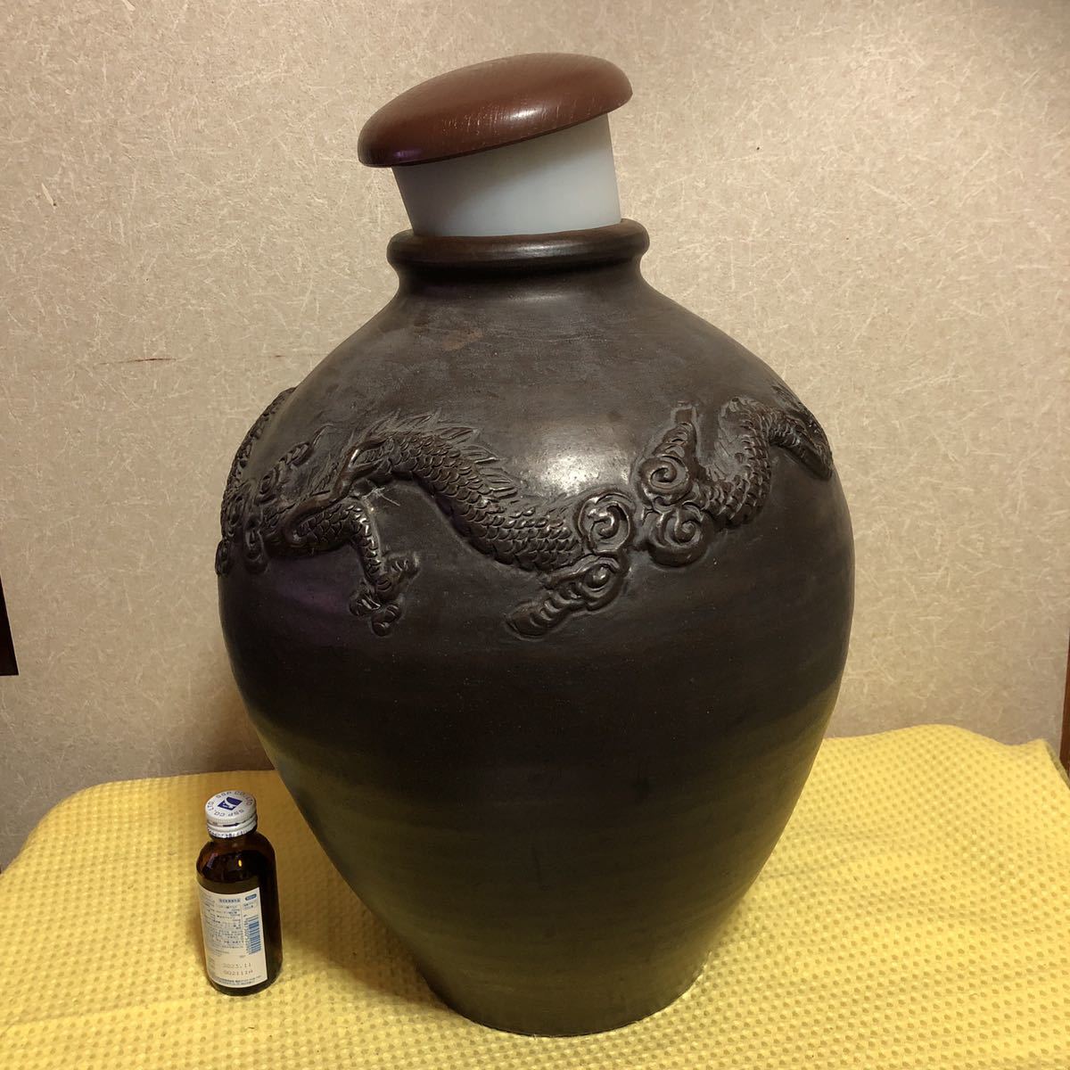 YK-1891 #1200 中古品 泡盛 古酒壺 古酒甕 約 一斗甕 （容量 約20L）高さ 約45cm 横 約30cm 大型品 新品シリコン蓋付き 沖縄 お酒