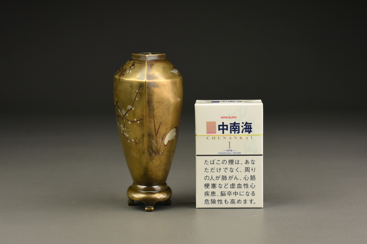 古多】京都「黒田造」光延刻 金銀銅象嵌 花鳥鶴紋 黄銅花瓶 c25◇在銘