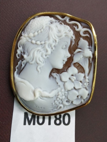 M0180 カメオ ブローチ 作者サイン付 刻印K18 サイズ約45mm*36mm 