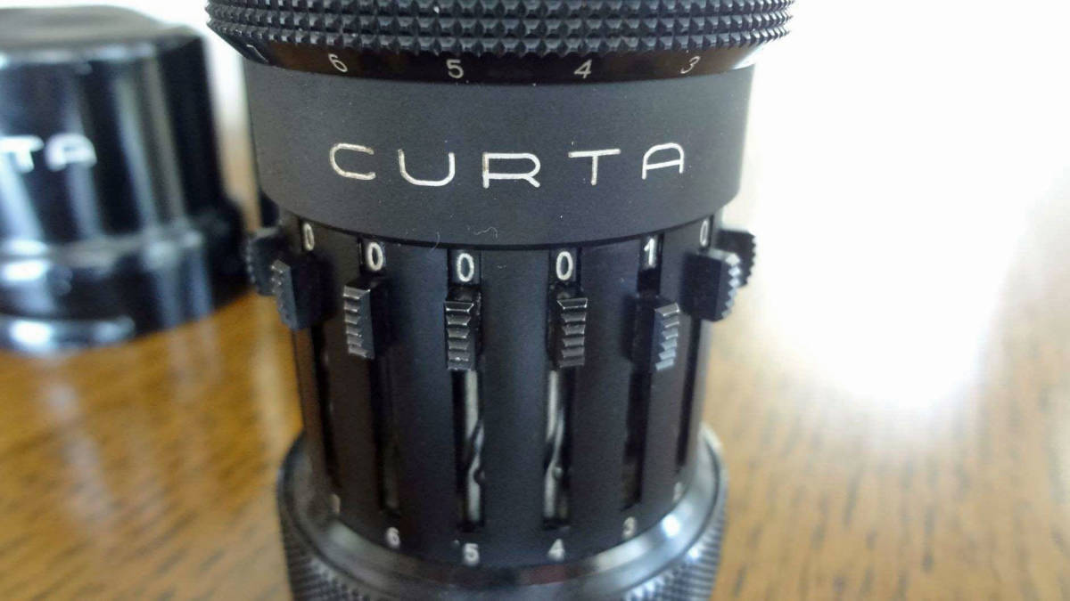 クルタ計算機 CURTA TypeⅠ ケースつき 小さな機械式計算機 【公式通販】