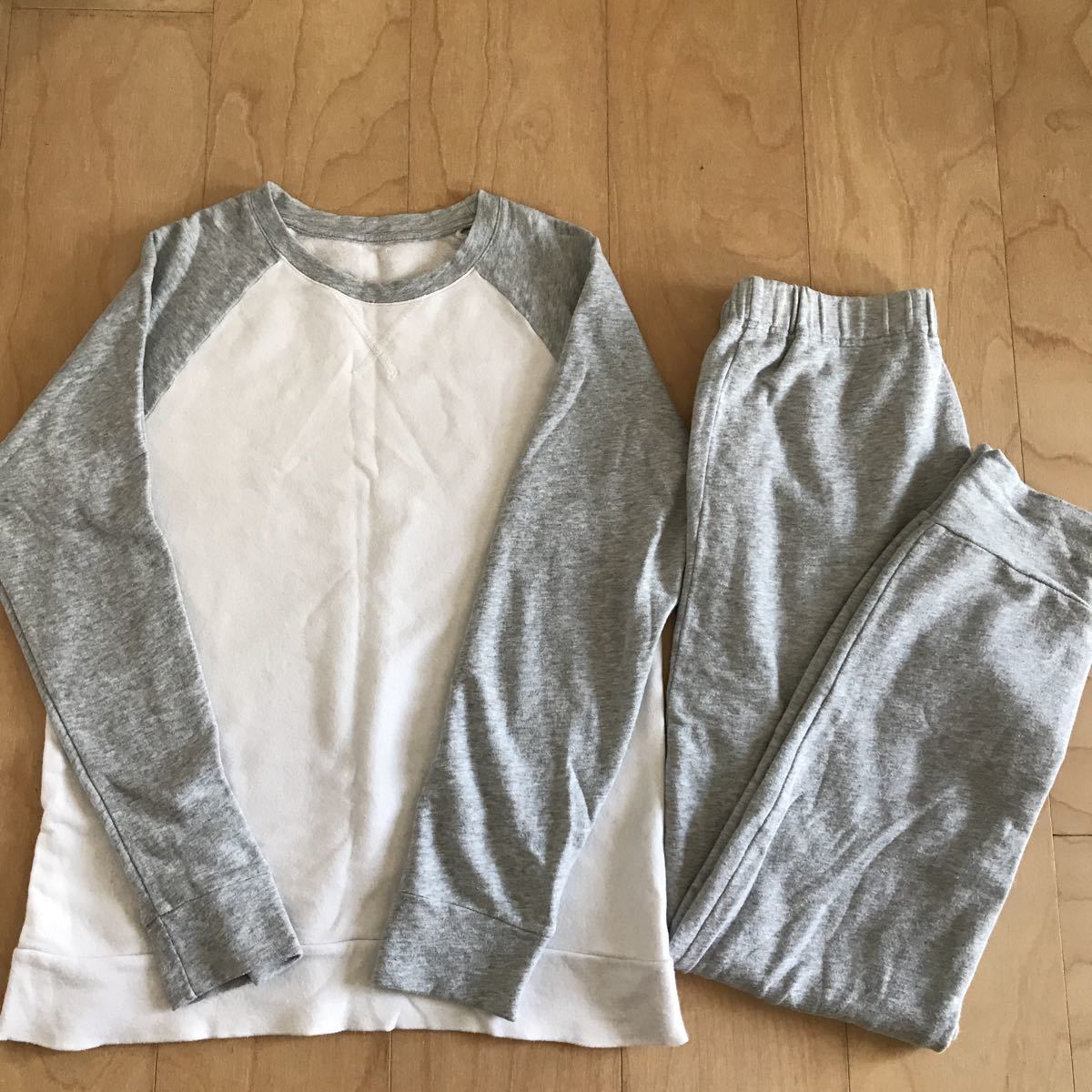 ユニクロ Uniqlo スウェット上下 パジャマ 薄地 サイズ150 グレー 白 ユニクロ子供服 男の子用 売買されたオークション情報 Yahooの商品情報をアーカイブ公開 オークファン Aucfan Com