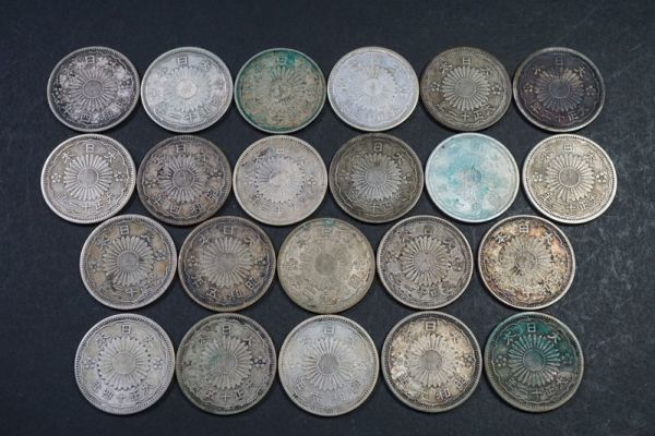 44)日本硬貨 近17 小型50銭銀貨 22枚まとめて 総量目約