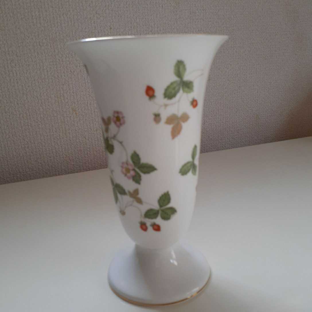ウェッジウッド ワイルドストロベリー 花瓶 ウェッジウッド 売買されたオークション情報 Yahooの商品情報をアーカイブ公開 オークファン Aucfan Com