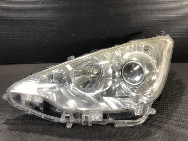 ★送料無料★35H080 アクア NHP10 前期 ハロゲン 左ヘッドライト 印字K_1