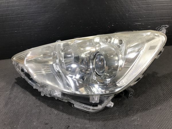 ★送料無料★35H080 アクア NHP10 前期 ハロゲン 左ヘッドライト 印字K_2