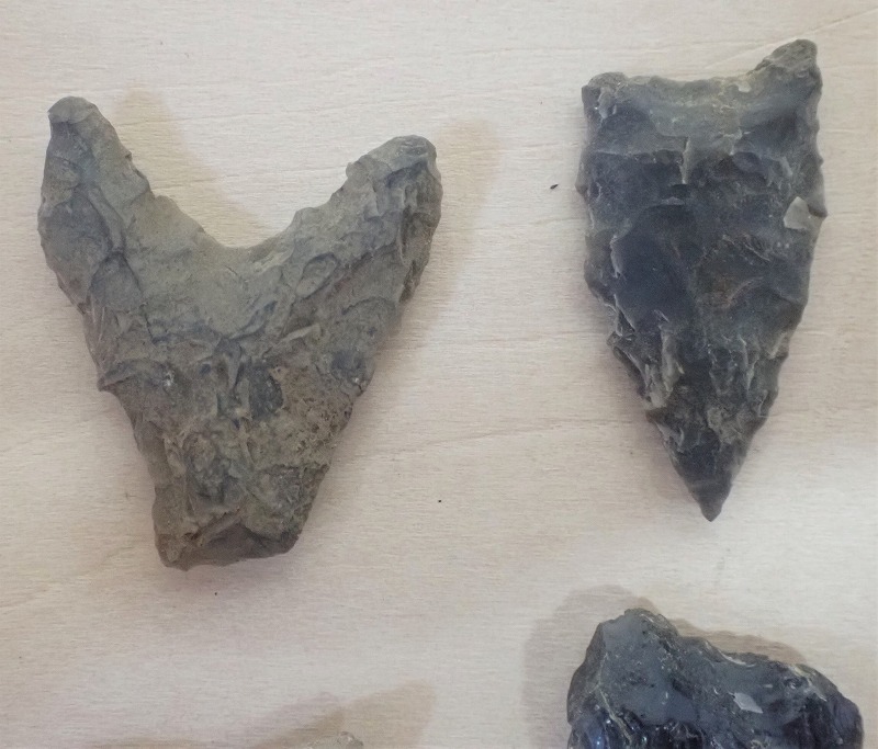 矢じり 鏃 矢尻 約90個 群馬県吉井町 遺跡 発掘品 黒曜石など 加工石 