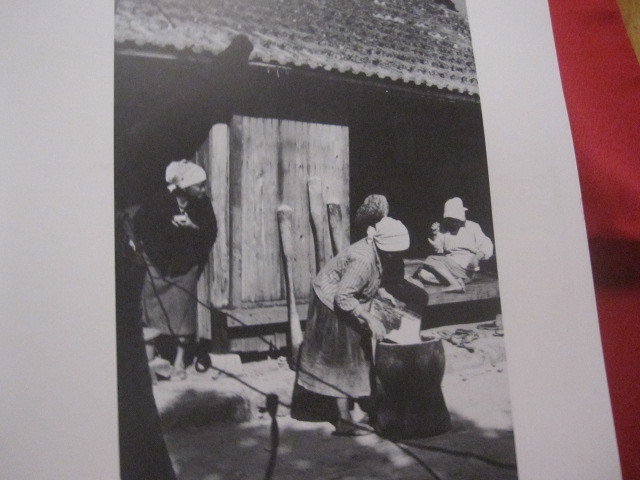 沖縄カンカラ三線 平良孝七写真集 1961年～1981年(平良孝七 撮影 | 平良孝七 : 2026年最新Yahoo!オークション 沖縄を見続けた写真家 太陽と風とカンカラ三線 ☆サイン入り 知らなかったけど、写真でもスゴい人がいたんです。 公式通販 １９６１年−１９８１年 平良 ～写真家・平良孝七とその時代