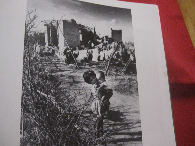 沖縄カンカラ三線 平良孝七写真集 1961年～1981年(平良孝七 撮影 | 平良孝七 : 2026年最新Yahoo!オークション 沖縄を見続けた写真家 太陽と風とカンカラ三線 ☆サイン入り 知らなかったけど、写真でもスゴい人がいたんです。 公式通販 １９６１年−１９８１年 平良 ～写真家・平良孝七とその時代