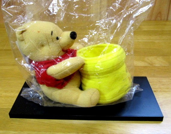 くまのプーさん はちみつ壺のぬいぐるみ小物入れ 体長10cm 30cm 売買されたオークション情報 Yahooの商品情報をアーカイブ公開 オークファン Aucfan Com