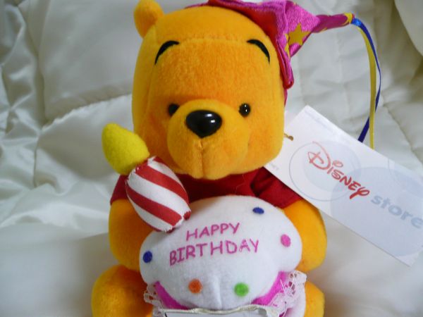 昔の ディズニーストア プーさん 誕生日 ぬいぐるみ くま 体長10cm 30cm 売買されたオークション情報 Yahooの商品情報をアーカイブ公開 オークファン Aucfan Com