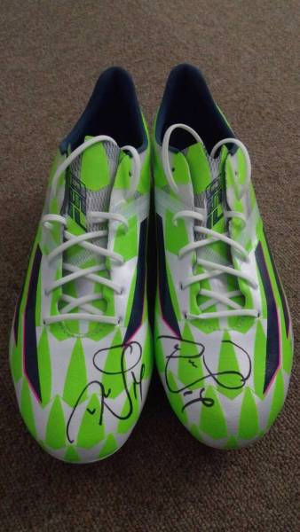 友情出品 Fc東京 武藤嘉紀選手のスパイク 直筆サイン入り スポーツ選手 売買されたオークション情報 Yahooの商品情報をアーカイブ公開 オークファン Aucfan Com