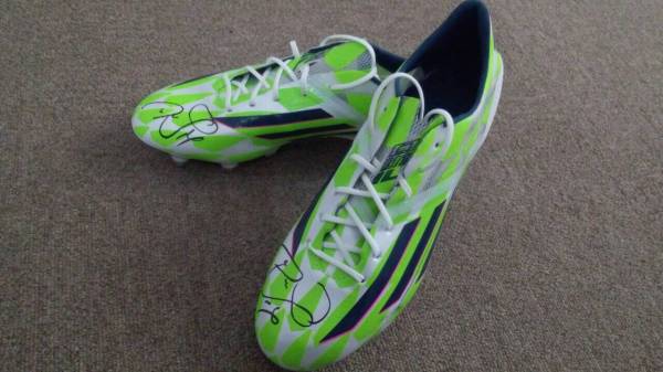 友情出品 Fc東京 武藤嘉紀選手のスパイク 直筆サイン入り スポーツ選手 売買されたオークション情報 Yahooの商品情報をアーカイブ公開 オークファン Aucfan Com