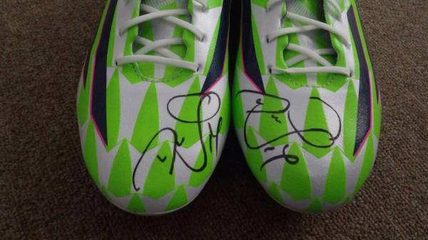 友情出品 Fc東京 武藤嘉紀選手のスパイク 直筆サイン入り スポーツ選手 売買されたオークション情報 Yahooの商品情報をアーカイブ公開 オークファン Aucfan Com