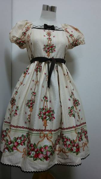 Innocent World クラシカルストロベリーワンピース ワンピース 売買されたオークション情報 Yahooの商品情報をアーカイブ公開 オークファン Aucfan Com