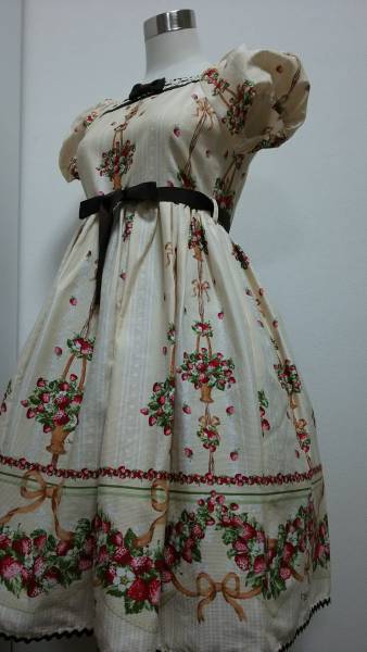 Innocent World クラシカルストロベリーワンピース ワンピース 売買されたオークション情報 Yahooの商品情報をアーカイブ公開 オークファン Aucfan Com