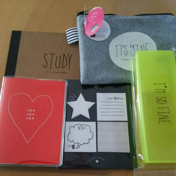 ダイソー フリュー コラボ ペンケース ノート ポーチ ペンケース 売買されたオークション情報 Yahooの商品情報をアーカイブ公開 オークファン Aucfan Com