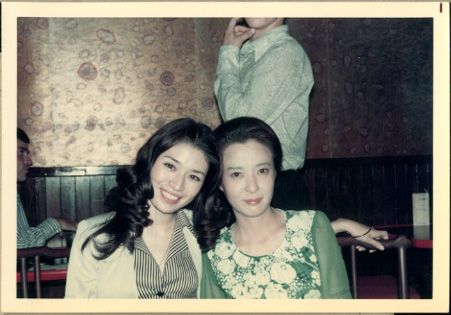 松尾嘉代 池内淳子 1 Tvロケスナップ写真２枚揃 写真 売買されたオークション情報 Yahooの商品情報をアーカイブ公開 オークファン Aucfan Com