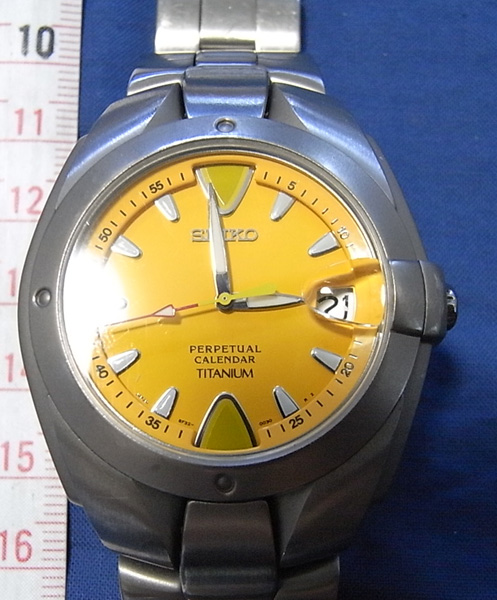 電池交換済 Seiko セイコー パーペチュアルカレンダー チタン 8f32 黄色系 セイコー 売買されたオークション情報 Yahooの商品情報をアーカイブ公開 オークファン Aucfan Com