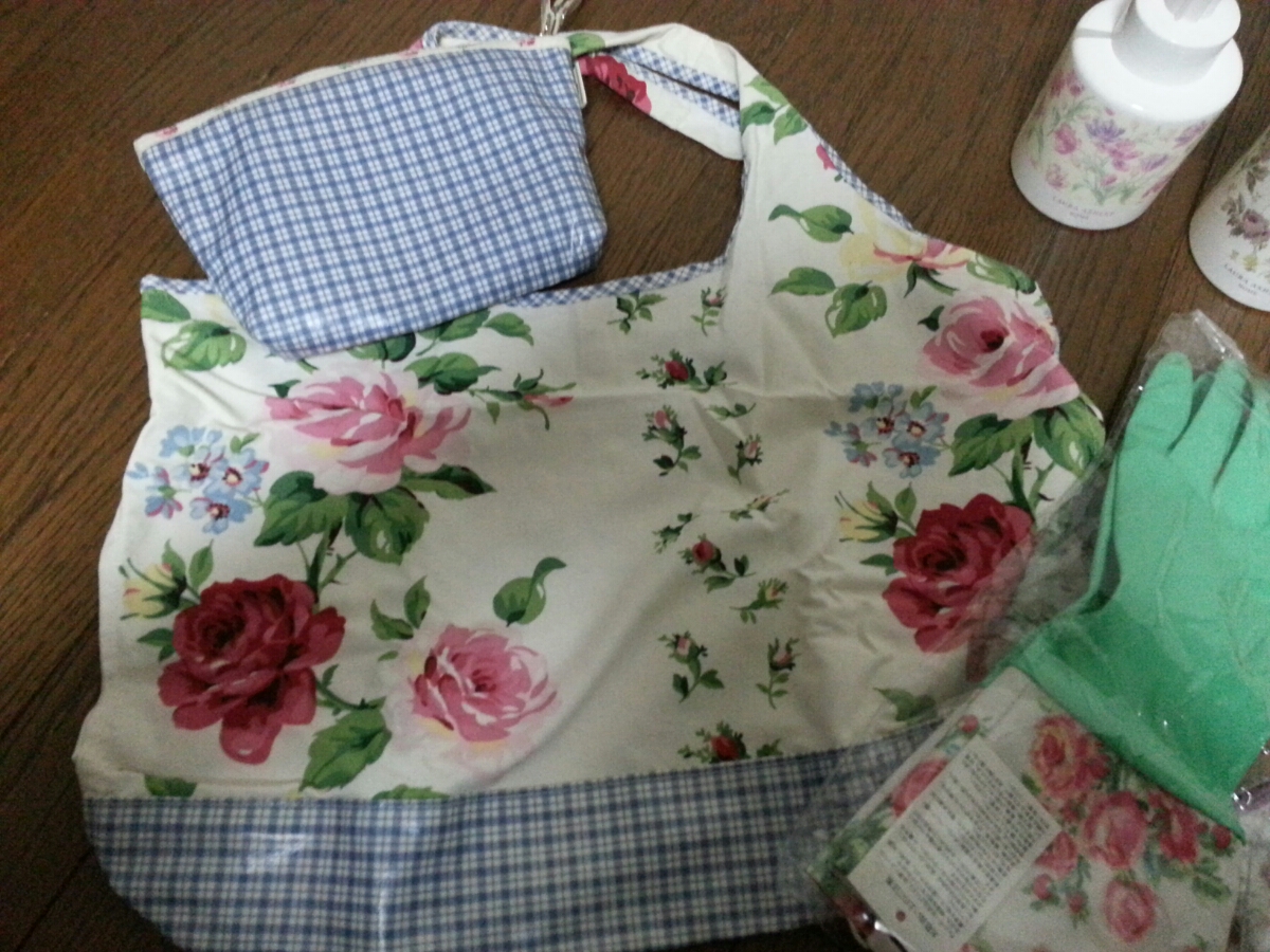 ローラ アシュレイのキッチンセット ハンドソープ クロス ゴム手袋 エコバッグ 箸入れ等 商品 ローラアシュレイ 売買されたオークション情報 Yahooの商品情報をアーカイブ公開 オークファン Aucfan Com