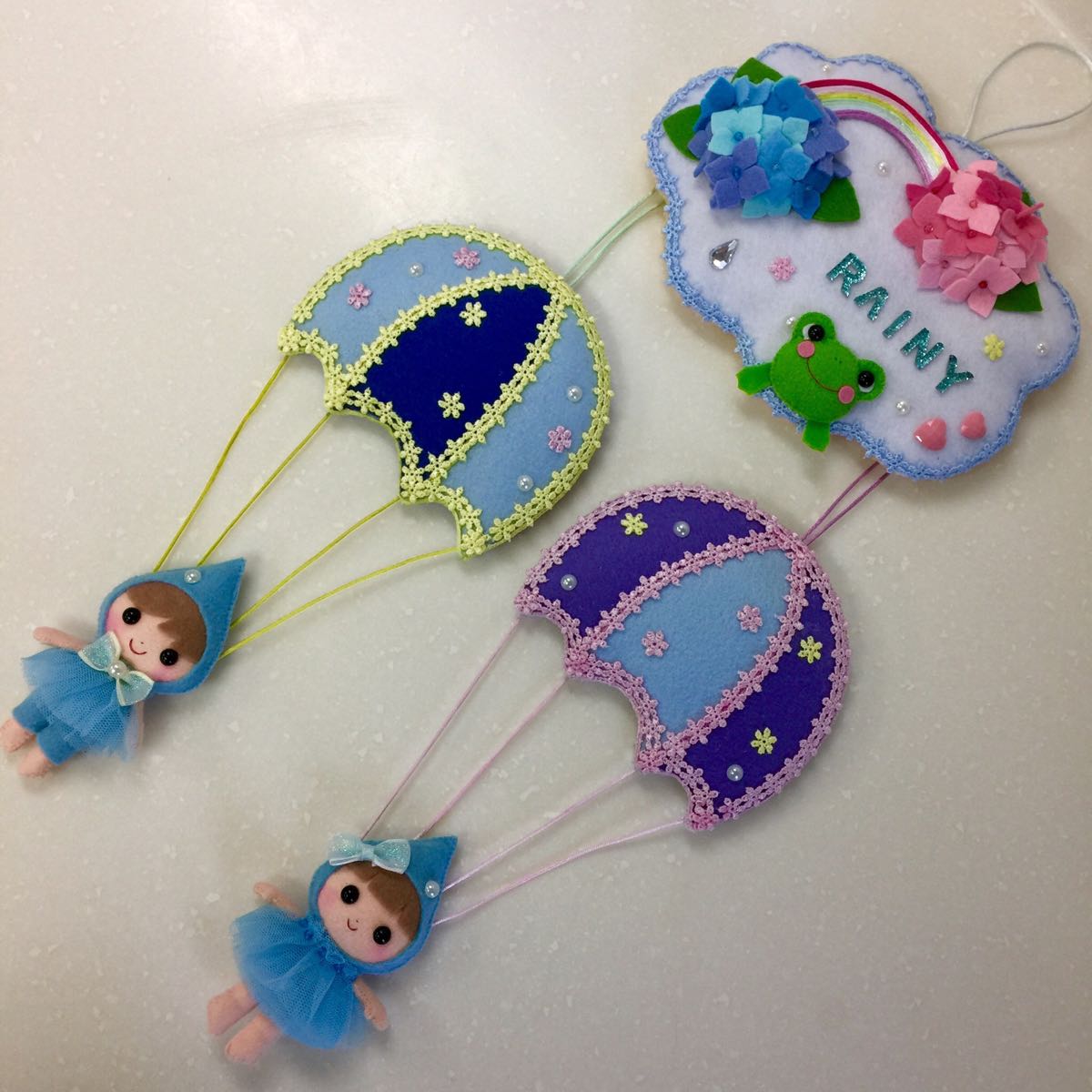 ハンドメイド フェルト リース 梅雨 紫陽花 かえる 雨の妖精 パラシュート 傘 男の子 女の子 ウエルカム 壁面 タペストリー 手作り パネル 裁縫 刺繍 売買されたオークション情報 Yahooの商品情報をアーカイブ公開 オークファン Aucfan Com