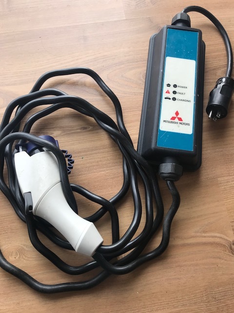 三菱 アウトランダー アイミーブ I Miev 充電ケーブル 100v 5メートル Ev 電気自動車 純正 Phev 三菱用 売買されたオークション情報 Yahooの商品情報をアーカイブ公開 オークファン Aucfan Com