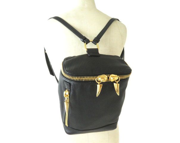 品 イタリア製 ジュゼッペザノッティ レディース パンチングレザーリュック スクエア型 ブラック ゴールド ジュゼッペザノッティ 売買されたオークション情報 Yahooの商品情報をアーカイブ公開 オークファン Aucfan Com