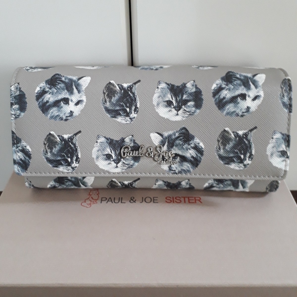 Paul Joe Sister 長財布 ネコ グレー 猫 ポール ジョー シスター 女性用 売買されたオークション情報 Yahooの商品情報をアーカイブ公開 オークファン Aucfan Com
