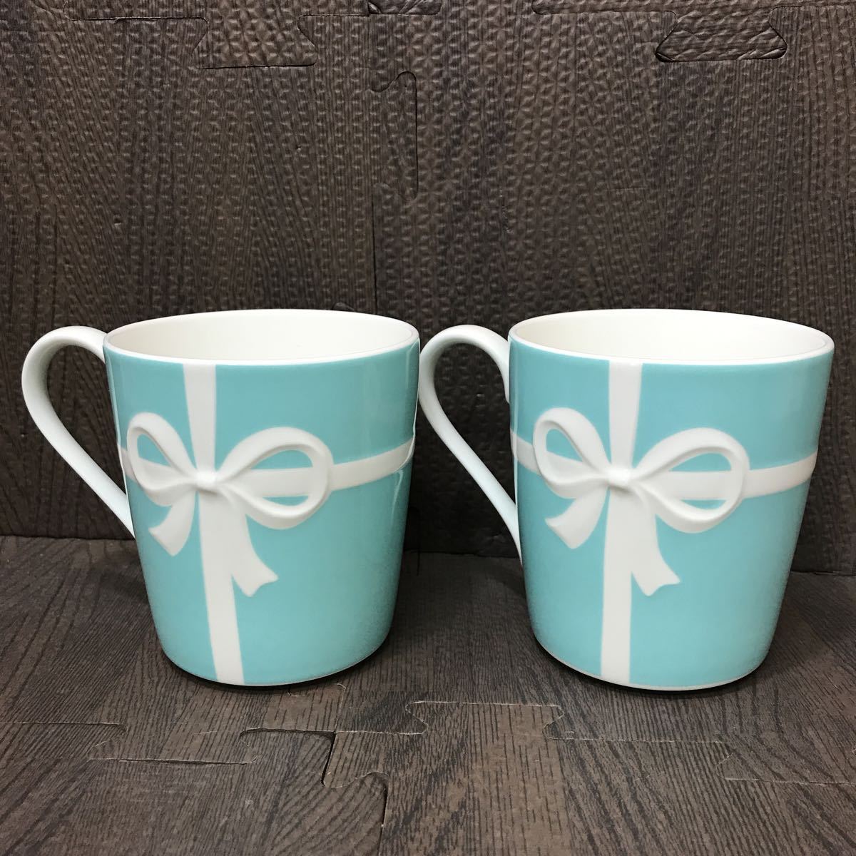 Tiffany Co ペアマグカップ ティファニー マグカップ 水色 リボン カップル 夫婦 ペア 箱なし 高級 T9123 ティファニー 売買されたオークション情報 Yahooの商品情報をアーカイブ公開 オークファン Aucfan Com