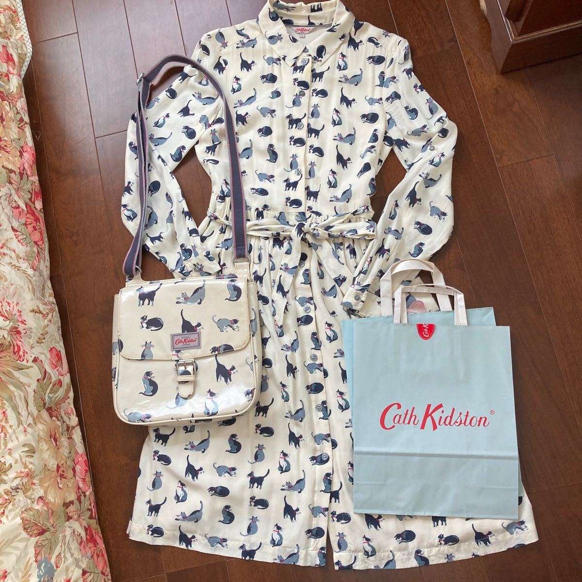 キャス キッドソン Cathkidston 総猫柄のかわいいワンピースと同じ柄のショルダーバッグのセット 袋付き ネコ ねこ 個性的 かばん バッグ 売買されたオークション情報 Yahooの商品情報をアーカイブ公開 オークファン Aucfan Com