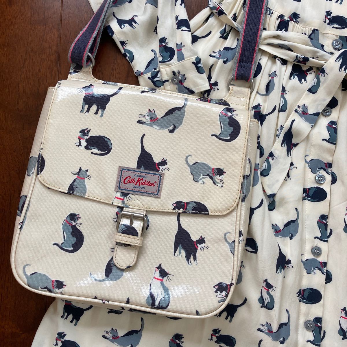 キャス キッドソン Cathkidston 総猫柄のかわいいワンピースと同じ柄のショルダーバッグのセット 袋付き ネコ ねこ 個性的 かばん バッグ 売買されたオークション情報 Yahooの商品情報をアーカイブ公開 オークファン Aucfan Com
