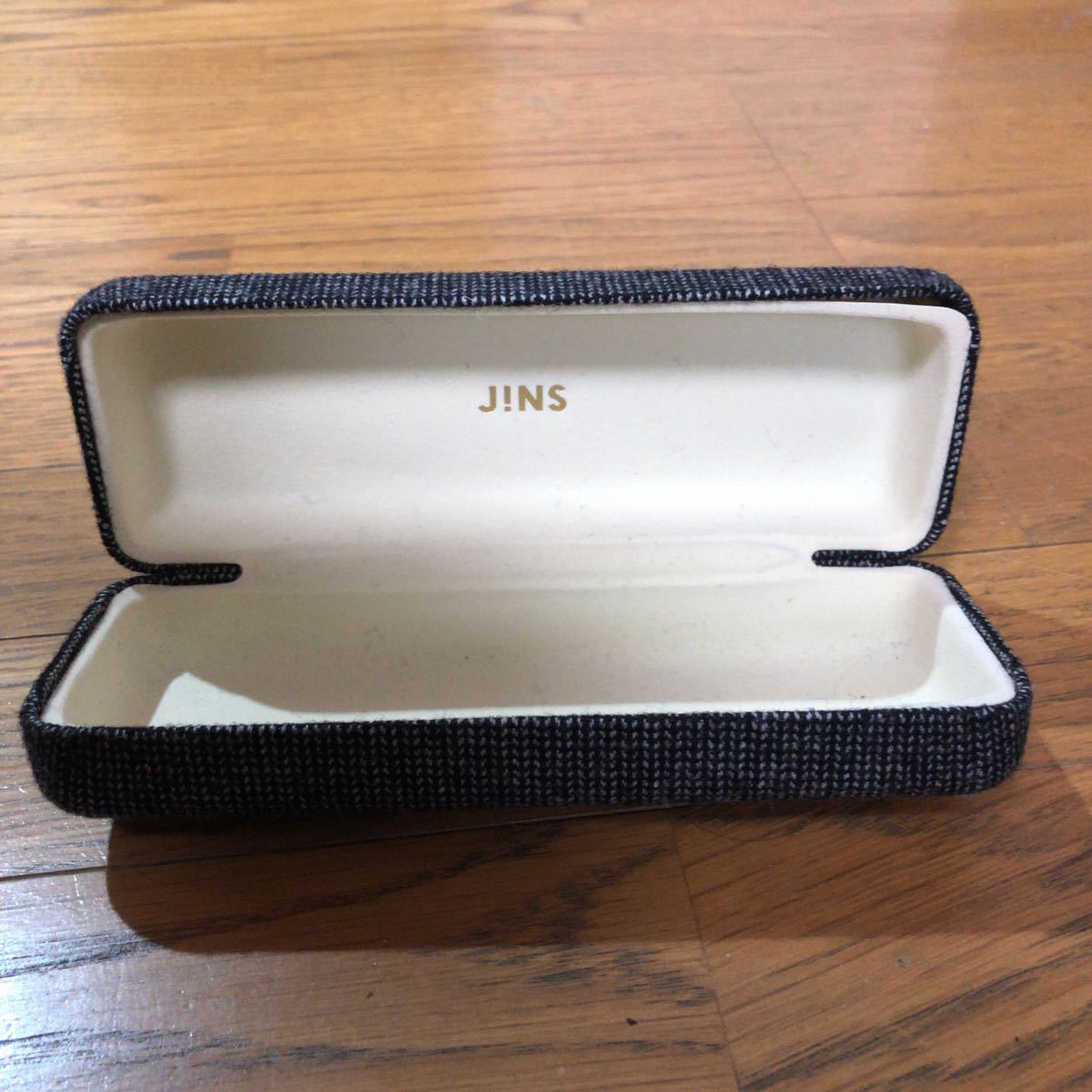 Jins メガネケース グレー ジンズ眼鏡ケース めがねケース 売買されたオークション情報 Yahooの商品情報をアーカイブ公開 オークファン Aucfan Com