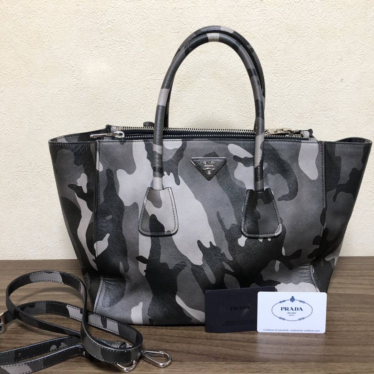 Prada プラダ サフィアーノ ソフトレザー 迷彩 トートバッグ ショルダーバッグ B2619p カモ トートバッグ 売買されたオークション情報 Yahooの商品情報をアーカイブ公開 オークファン Aucfan Com