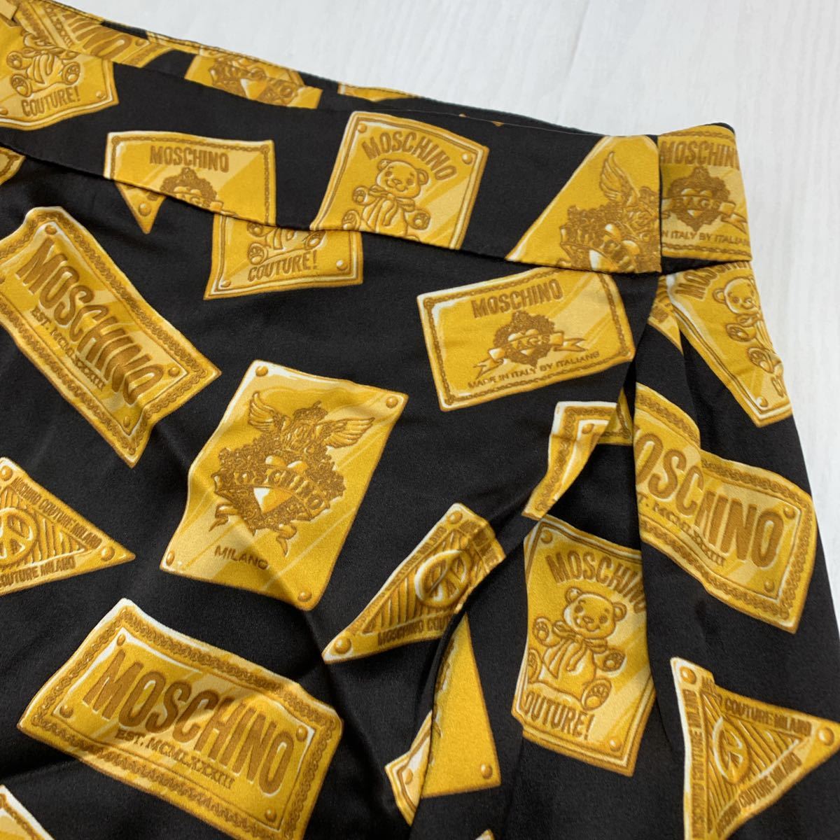 H 良品 イタリア製 上質シルク使用 モスキーノ Moschino ロゴ 総柄 ひざ丈 タイト ラップスカート Elegant 黒 ブラック 36 高級婦人服 スカート 売買されたオークション情報 Yahooの商品情報をアーカイブ公開 オークファン Aucfan Com