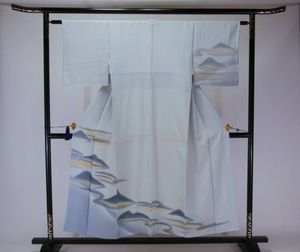 【Z1142】ＢＢお仕立て上がり正絹訪問着薄グレー、薄ブルー地に山がすみ柄染め抜き紋