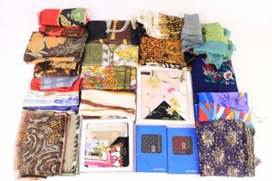 ハンカチ Celineの平均価格は2 548円 ヤフオク 等のハンカチ Celineのオークション売買情報は226件が掲載されています