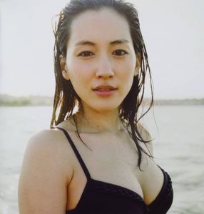 綾瀬はるか写真集の値段と価格推移は 147件の売買情報を集計した綾瀬はるか写真集の価格や価値の推移データを公開