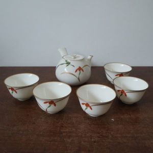 湯のみ茶碗の値段と価格推移は 296件の売買情報を集計した湯のみ茶碗の価格や価値の推移データを公開