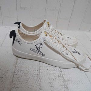 スヌーピー スニーカーの値段と価格推移は 165件の売買情報を集計したスヌーピー スニーカーの価格や価値の推移データを公開