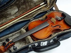 無料発送 良品 アンドレア 17年製 1 8分数バイオリンセット 純正ケース 弓 肩当 松脂付き 調整 試奏確認済 Vl80 イーストマン バイオリン Www Comisariatolosandes Com