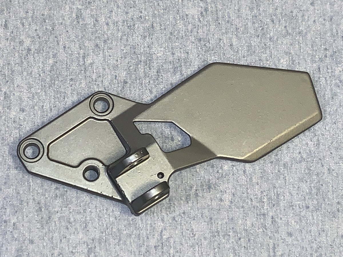 KAWASAKI（カワサキ） 純正 ステップホルダー 左 35011-1520-GD ② 未