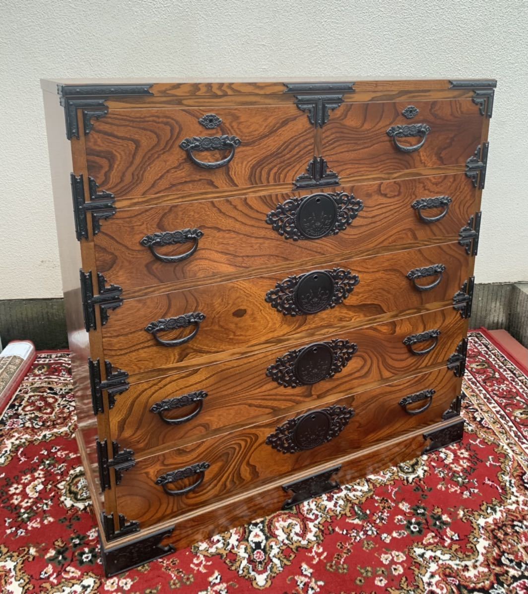 木製 前欅(ケヤキ) 鶴亀彫刻 装飾金具 車箪笥 整理収納家具 民芸家具 和家具 楽天市場】民芸家具 整理箪笥 和箪笥 和家具 日本製 国産家具 民芸箪笥