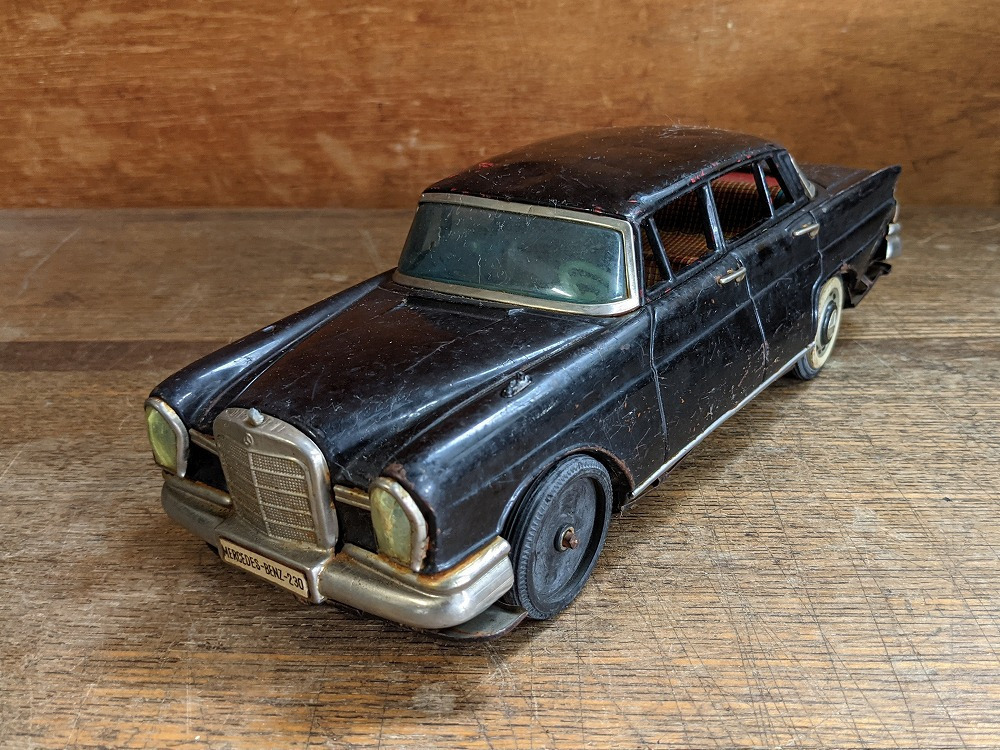 製造元不明 昭和レトロ 金属製のクルマのおもちゃ その④（MERCEDES-BENZ-230） コレクション品 汚れ有り シール有り 破損有り 現状渡し