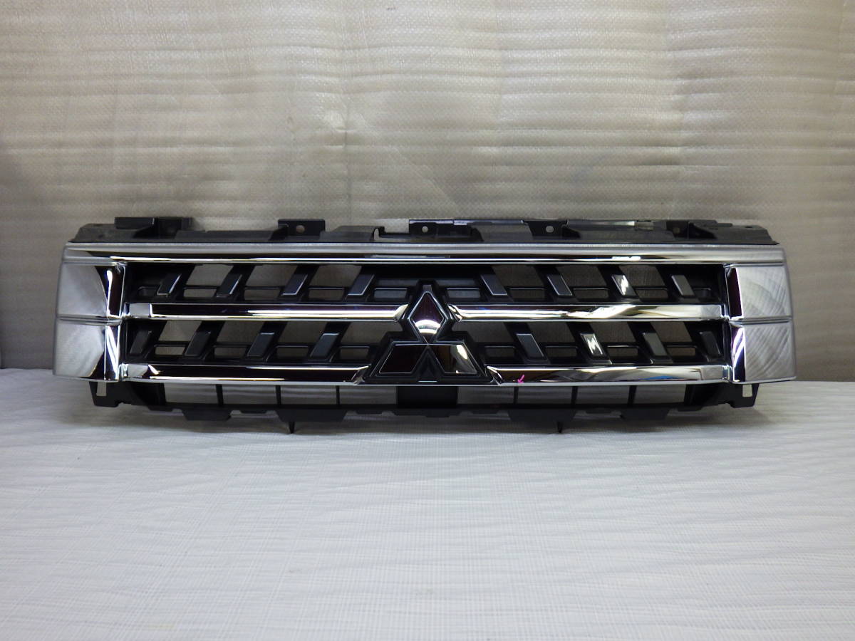 車 三菱パジェロ V93W 純正フロントグリル本体