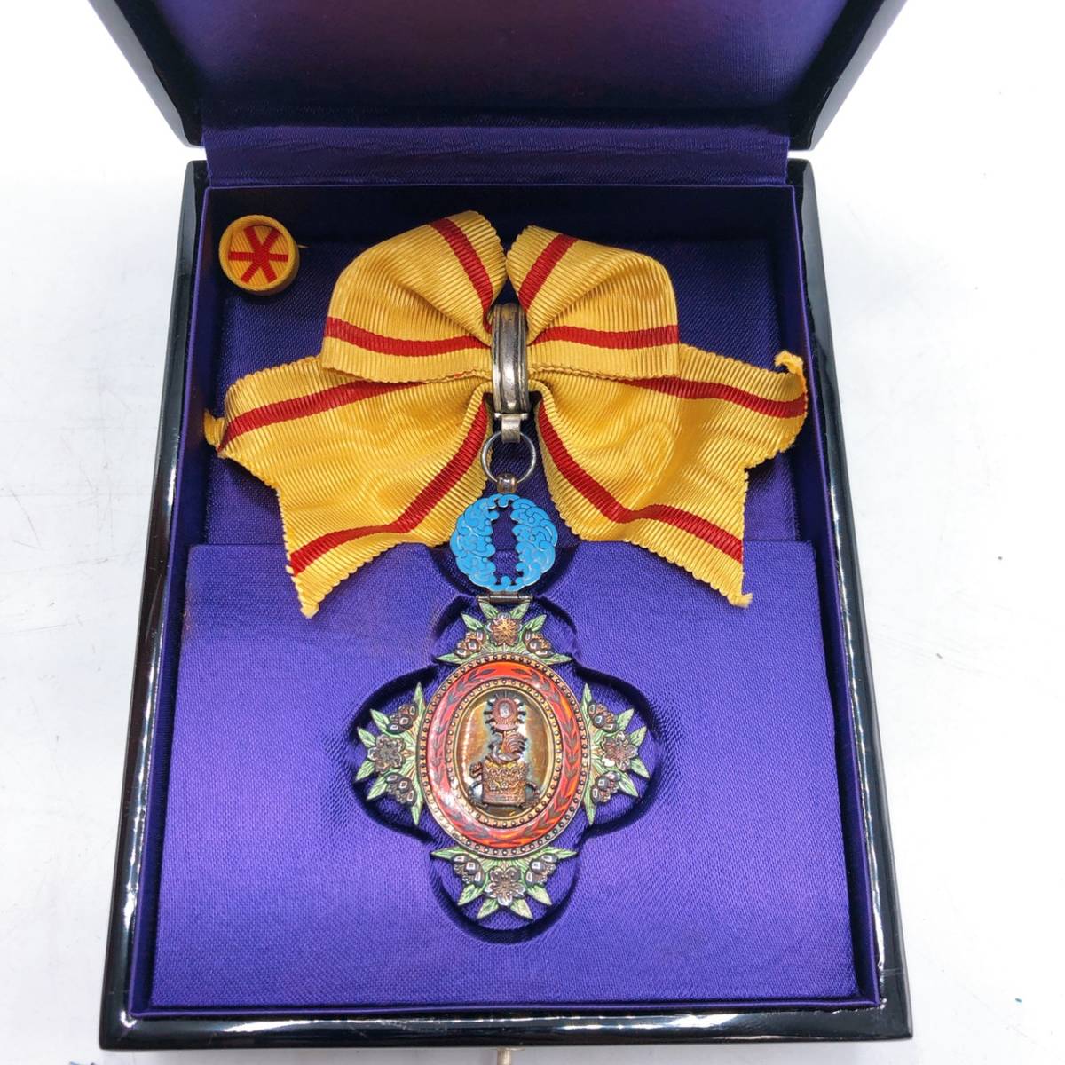 □ミニチュア 旭日三等章 略章勲章 共箱 紙箱入り□(156)