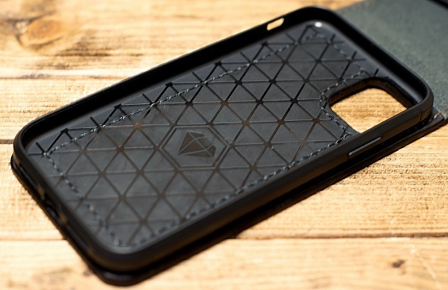 iPhone13ケース 手縫い サドルレザー シンプルブラック (iPhone13pro・mini仕様での製作も可) 手縫い サドルレザー iPhone13ケース 縦開きケース 馬具職人 キャメル